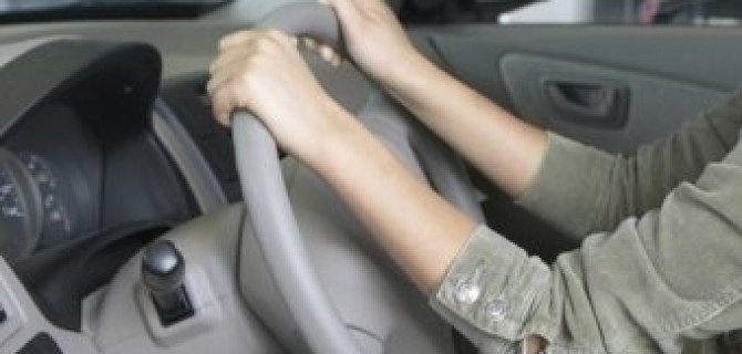 В Советске пьяная женщина-автослесарь угнала машину клиента и врезалась в забор