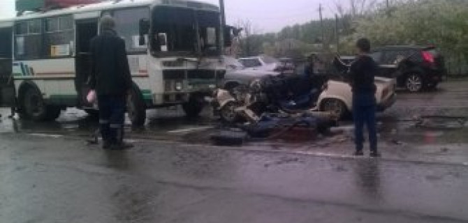 Появились фото и видео с места ДТП в Лисках, где при столкновении с автобусом погиб водитель ВАЗ-2105