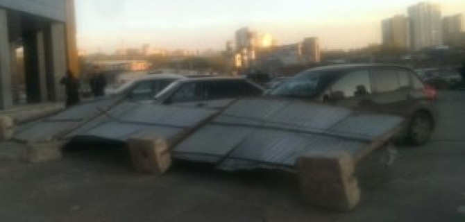 В Уфе ветер уронил металлический забор - повреждено 5 автомобилей