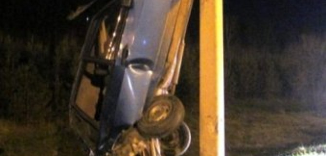 В Удмуртии ВАЗ-21099 "залетел" на столб - водитель погиб