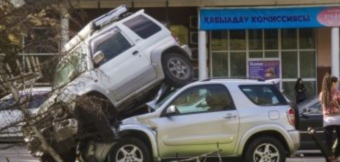 В Алматы Mitsubishi Pajero Junior оказалась "верхом" на Toyota Rav4