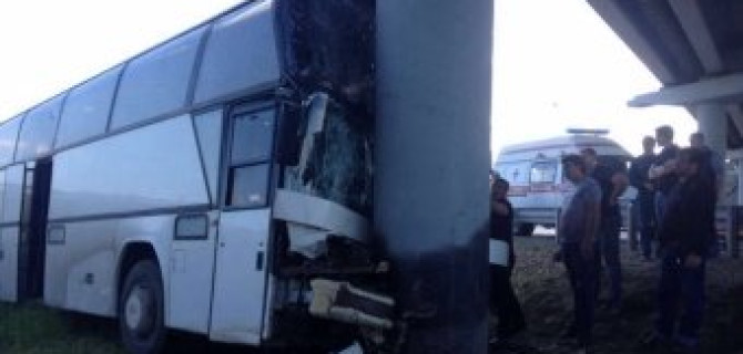 На Кубани автобус врезался в опору путепровода