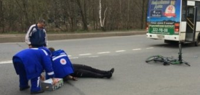 Маршрутка сбила велосипедиста в Петербурге