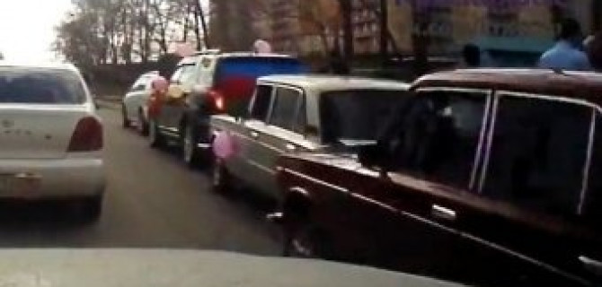 В Красноярске свадебный кортеж устроил массовое ДТП «паровозиком»