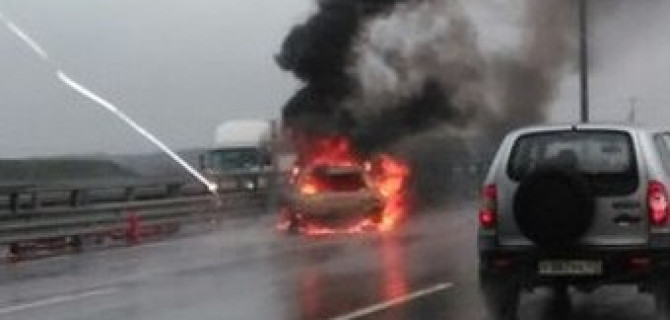 В Петербурге на КАД горела машина