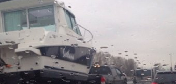 В Петербурге водитель с катером устроил массовое ДТП