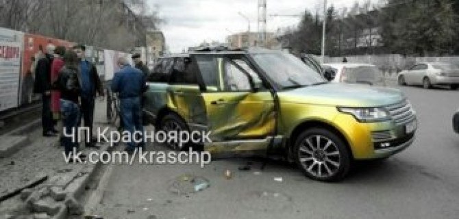 В Красноярске после ДТП перевернулся Range Rover