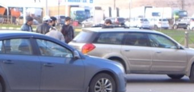 Авария с участием Subaru заблокировала движение по проспекту Маршала Казакова в Петербурге