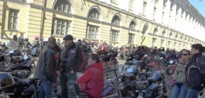 Открытие мото-сезона 2016 года - гигантская колонна байкеров проехала по Невскому проспекту