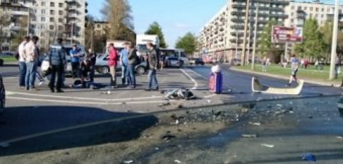 На проспекте Маршала Блюхера в ДТП погибли мотоциклист с пассажиркой