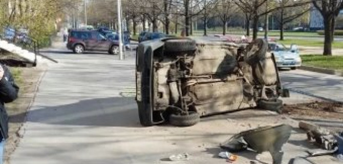 Авария в боковом проезде на проспекте Космонавтов с участием пяти автомобилей