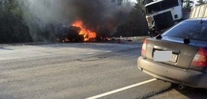 В ДТП с фурой под Лугой два человека сгорели заживо в машине