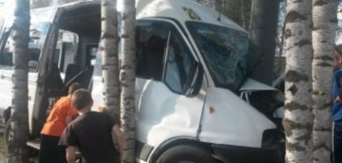 В Йошкар-Оле маршрутка врезалась в столб: погиб 2-летний ребенок