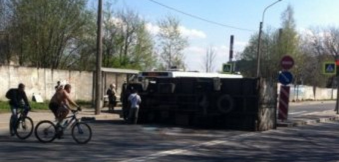 Перевернувшийся грузовик блокировал движение на Полюстровском проспекте