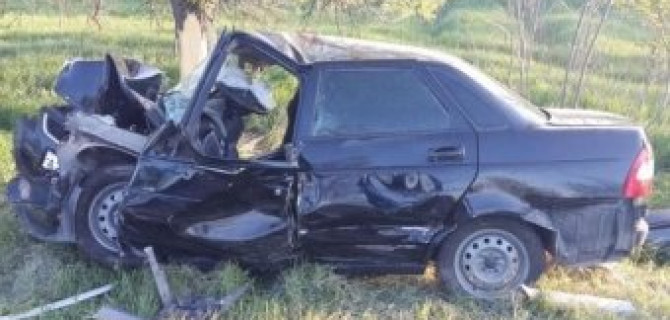 На Ставрополье от столкновения с деревом погиб 19-летний водитель