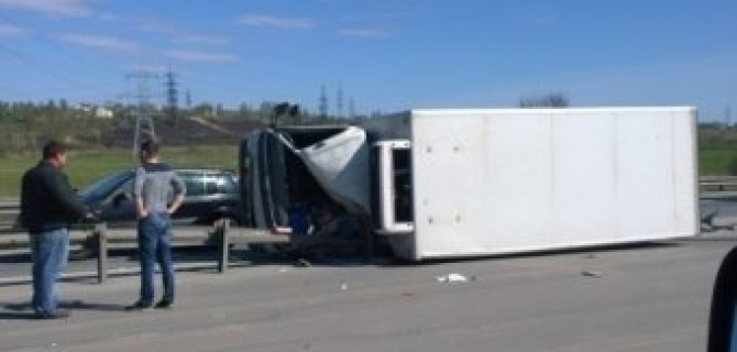 На КАД в ДТП пострадал водитель грузовика