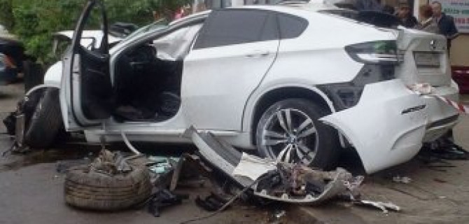 В Симферополе BMW на огромной скорости врезался в дерево: погиб пассажир