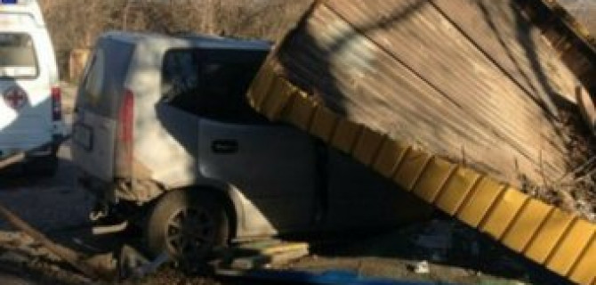 В Красноярске автоледи снесла остановку