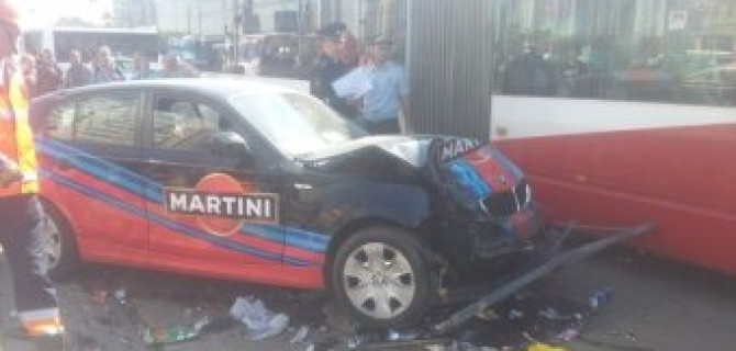 В Петербурге BMW врезался в трамвайную остановку, сбив двух человек