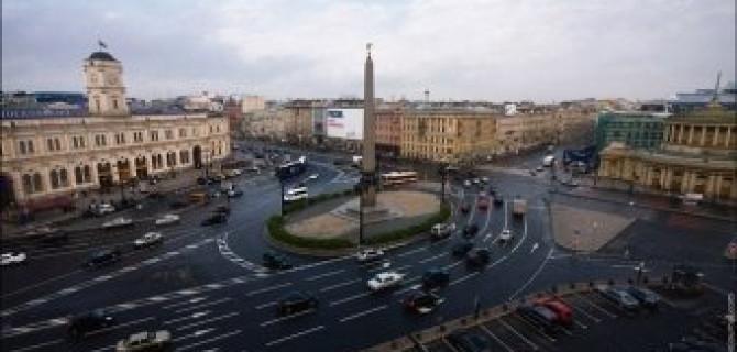 У площади Восстания в Петербурге Nissan въехал в толпу пешеходов – есть пострадавшие