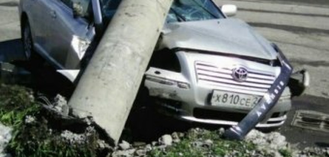 В Красноярске иномарка снесла столб