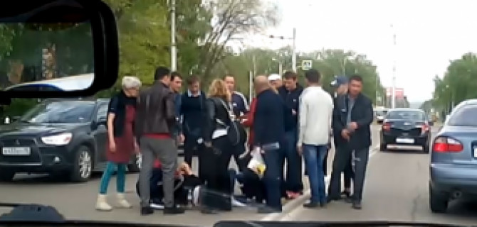 В Стерлитамаке автомобиль сбил женщину с ребенком на переходе