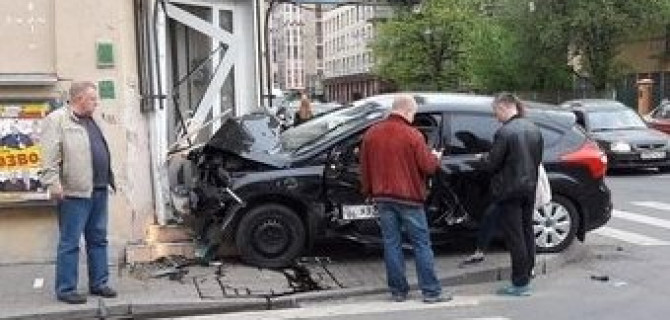 В Петербурге автомобиль врезался в аптеку