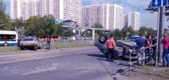 На Академика Королева перевернулась иномарка