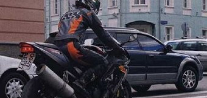 В Омске мотоциклист сбил девочку и попытался скрыться