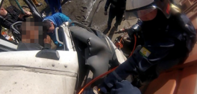 В Челябинске чудом выжил зажатый в кабине водитель грузовика