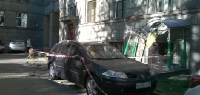 В Петербурге на машины упал балкон