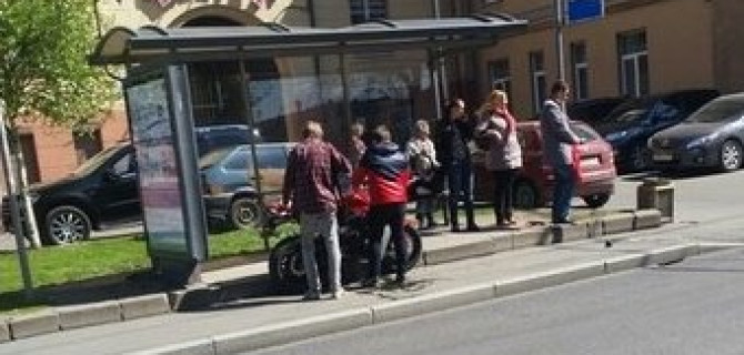 На Большом Сампсониевском мотоциклист вылетел в остановку