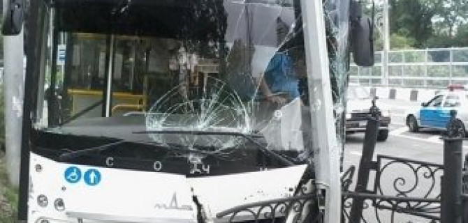 В Сочи в ДТП попал пассажирский автобус