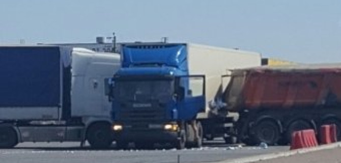 Три грузовика и маршрутка столкнулись на Московском шоссе