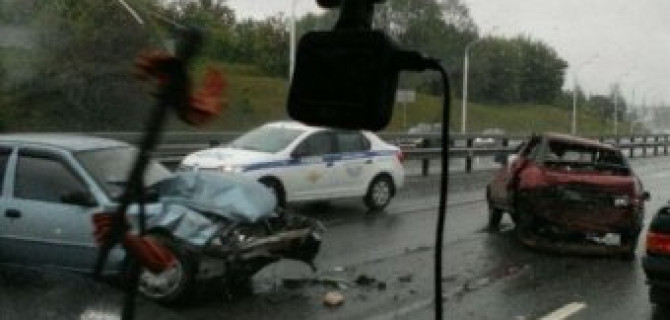 В Уфе в ДТП на проспекте Салавата Юлаева машины смяло в "гармошку"