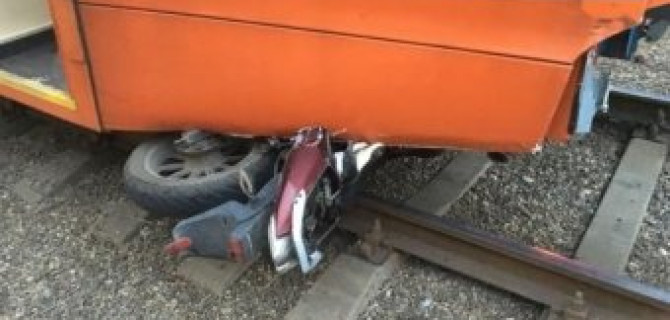 В Краснодаре трамвай переехал мопедиста