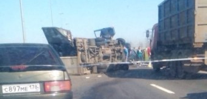 На Софийской в Петербурге перевернулся грузовик