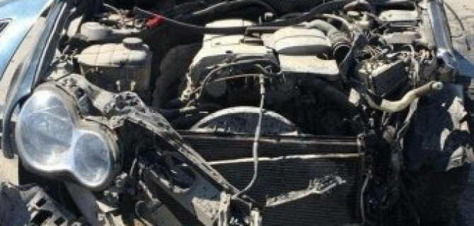 В Новосибирске Mercedes разбился о грузовик