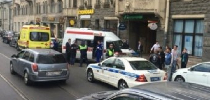 На Куйбышева в Петербурге автомобиль сбил женщину с ребенком