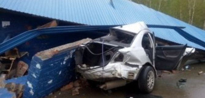 В Иркутске автомобиль снес остановку: двое погибли