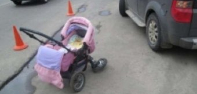 В Орле водитель сбил девочку с младенцем в коляске