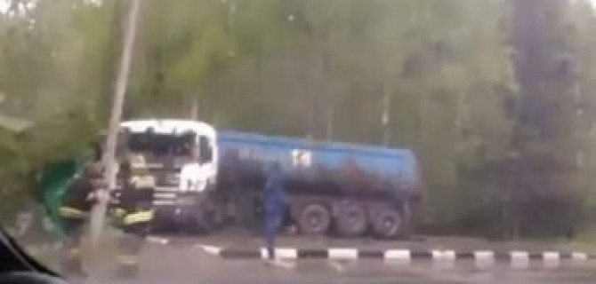 Под Калугой грузовик снес остановку: пострадала девочка
