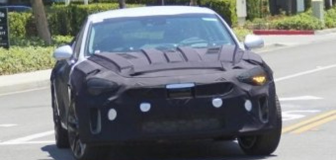 KIA тестирует на дорогах новый заднеприводной седан