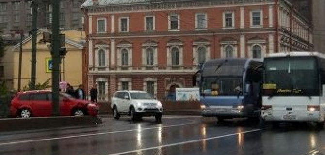 В Петербурге туристический автобус врезался в легковушку