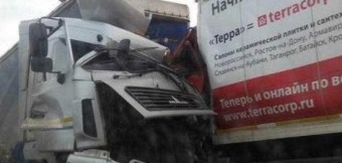 На Кубани при столкновении двух большегрузов погибли оба водителя