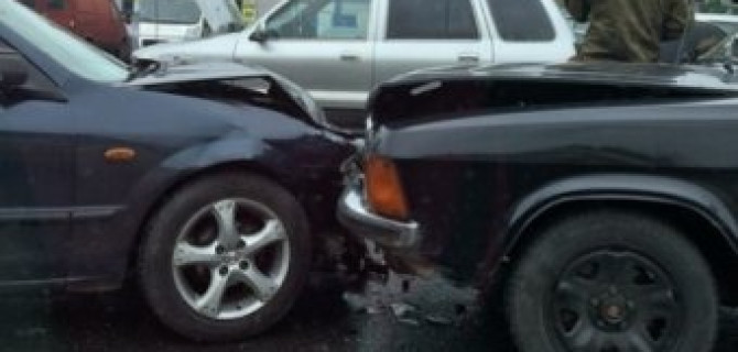 На Выборгском в Петербурге шоссе столкнулись четыре автомобиля