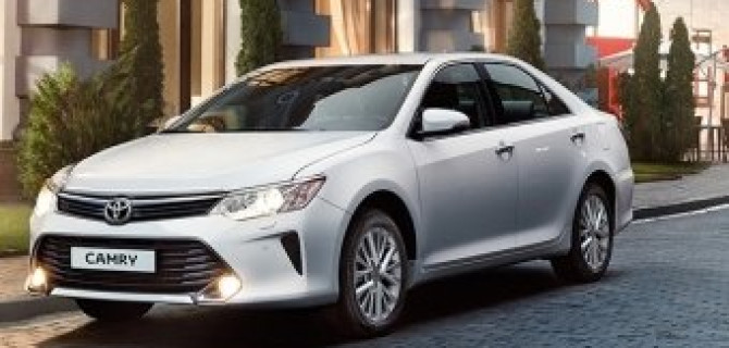 Toyota Camry ─ уносите подарки пакетами!