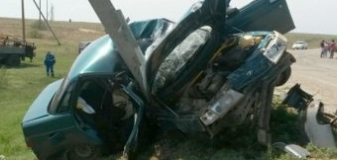 В Астраханской области погибли два человека, врезавшись в столб