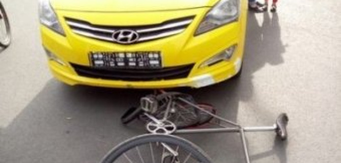 На Дворцовой площади такси гоняло велосипедиста, а потом сбило его