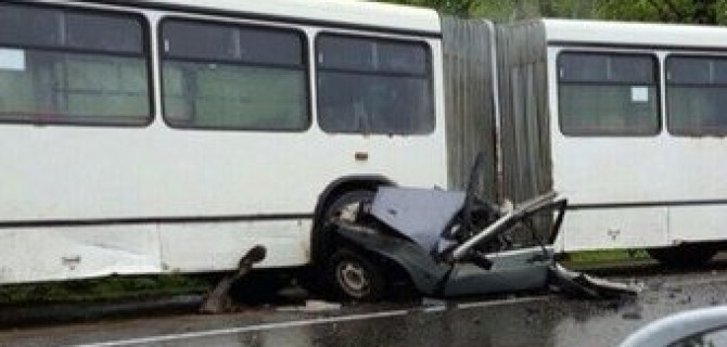 В Смоленске легковушка врезалась в автобус: один человек погиб, двое пострадали